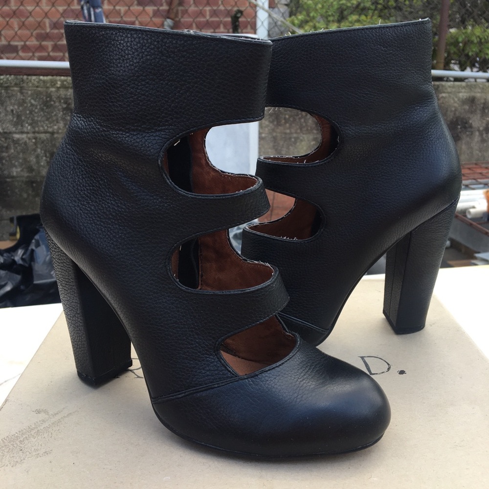Rosegold cutout heel Black size 8 chunky heel New